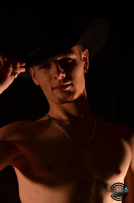 Husky-man Chaz Caffrey masturbeert bij het zwembad