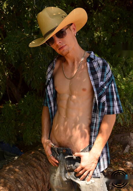 Husky-man Chaz Caffrey masturbeert bij het zwembad