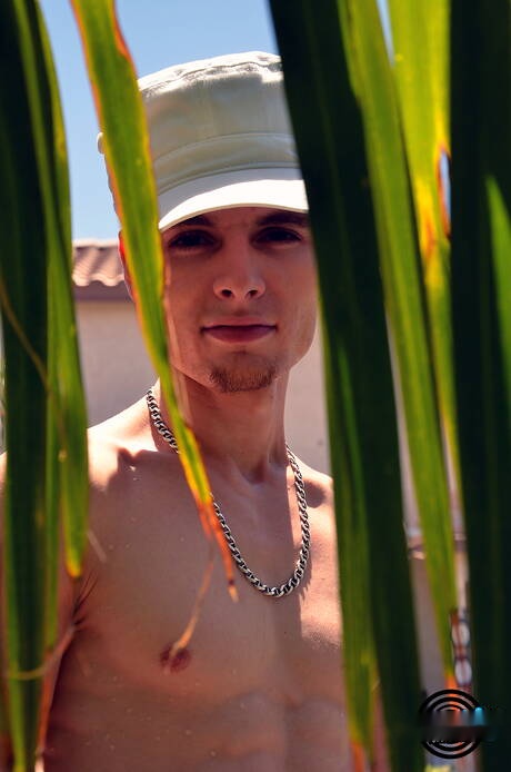 Husky-man Chaz Caffrey masturbeert bij het zwembad