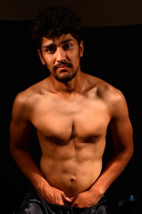 Der lateinamerikanische Superhengst Diego Rafa Huerco wichst im Freien mit einem Sexspielzeug