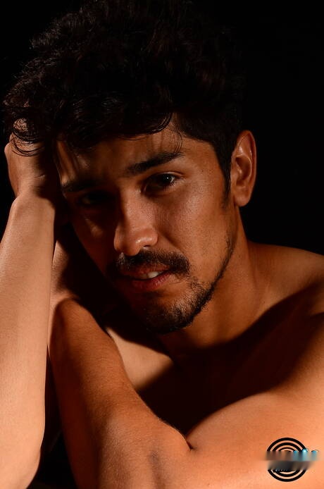 Der lateinamerikanische Superhengst Diego Rafa Huerco wichst im Freien mit einem Sexspielzeug