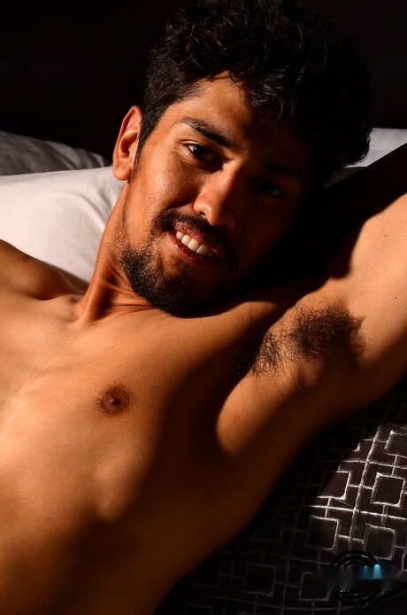 Der lateinamerikanische Superhengst Diego Rafa Huerco wichst im Freien mit einem Sexspielzeug