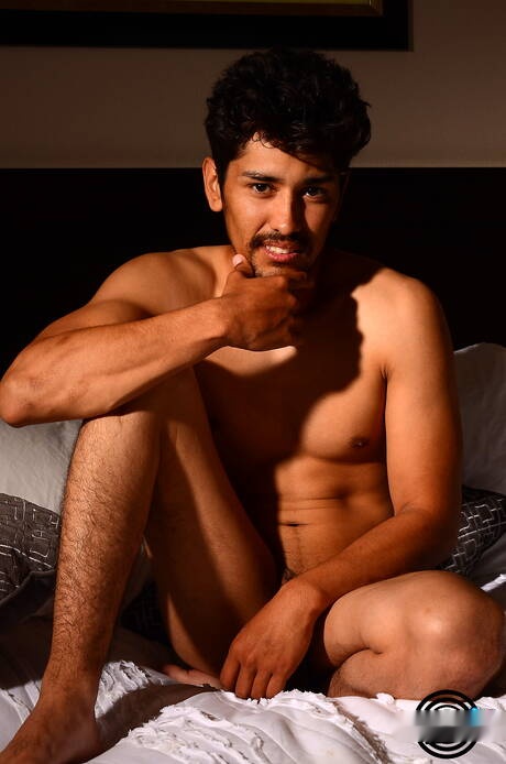 Der lateinamerikanische Superhengst Diego Rafa Huerco wichst im Freien mit einem Sexspielzeug