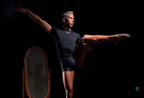 Der Muskelprotz Vincent Knight und der starke Mann Rock Wood haben guten Oralsex