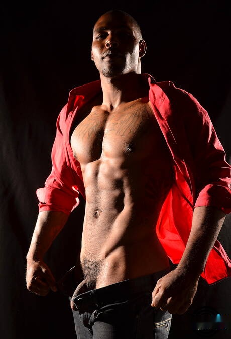 흑인 보디빌더 레온 잭스가 자위를 한다