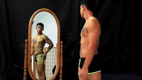 Devi Sann, bien formada, se divierte.