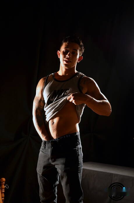 Devi Sann, bien formada, se divierte.