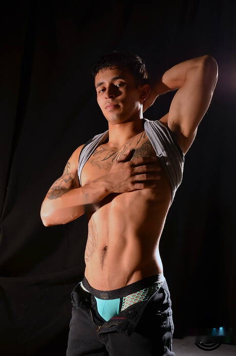 Devi Sann, bien formada, se divierte.