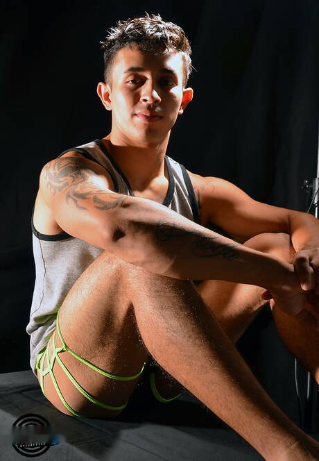 Devi Sann, bien formada, se divierte.