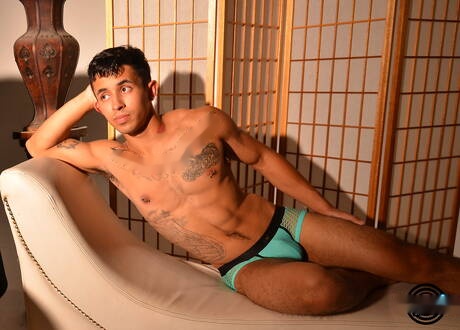 Devi Sann, bien formada, se divierte.