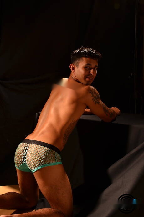 Devi Sann, bien formada, se divierte.