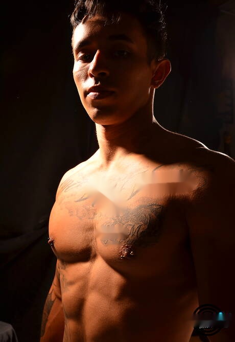 Devi Sann, bien formada, se divierte.