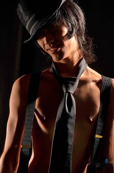 El jovencito asiático Davey De La Cruz posa desnudo en la piscina