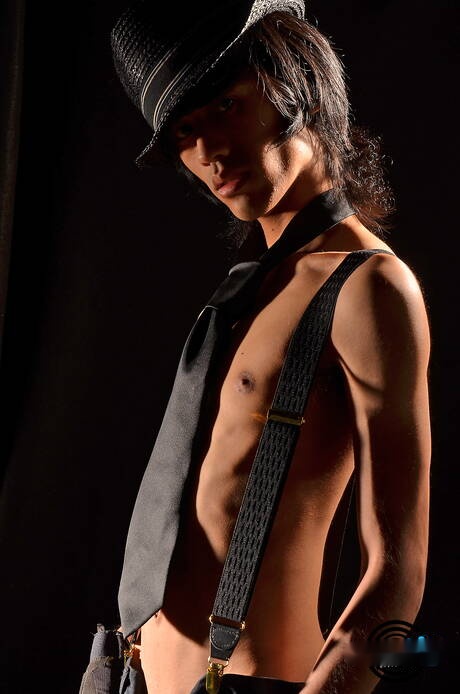 El jovencito asiático Davey De La Cruz posa desnudo en la piscina