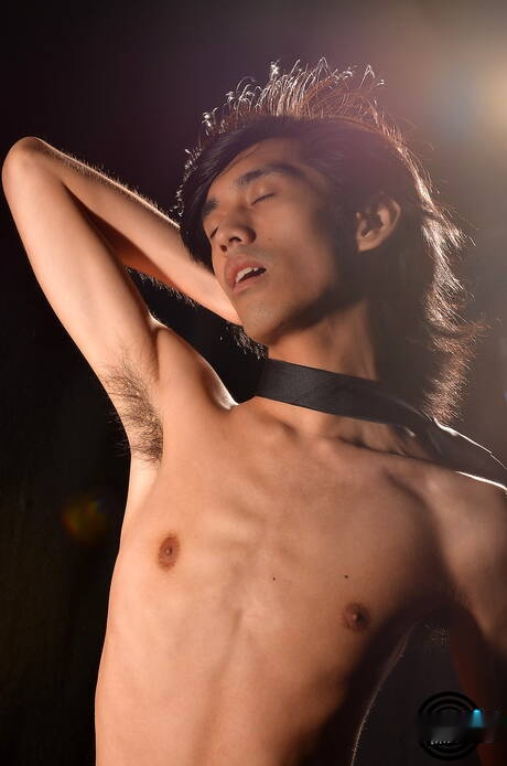 El jovencito asiático Davey De La Cruz posa desnudo en la piscina