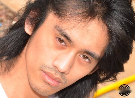 El jovencito asiático Davey De La Cruz posa desnudo en la piscina