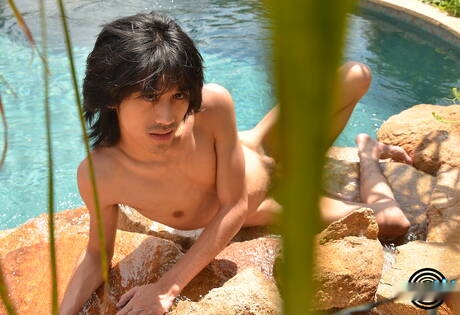 El jovencito asiático Davey De La Cruz posa desnudo en la piscina