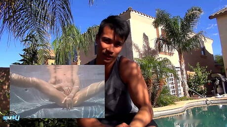 El toro oriental Ken Ott se burla de su polla en la piscina