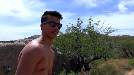 El toro oriental Ken Ott se burla de su polla en la piscina