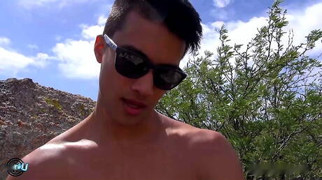 El toro oriental Ken Ott se burla de su polla en la piscina