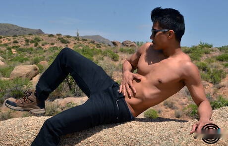 El toro oriental Ken Ott se burla de su polla en la piscina