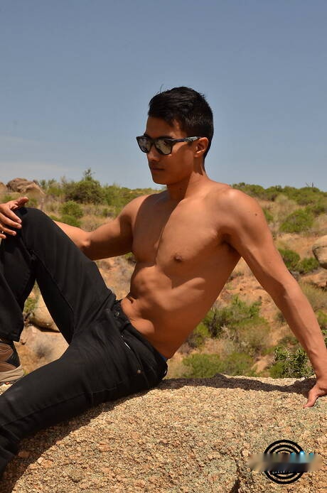 El toro oriental Ken Ott se burla de su polla en la piscina