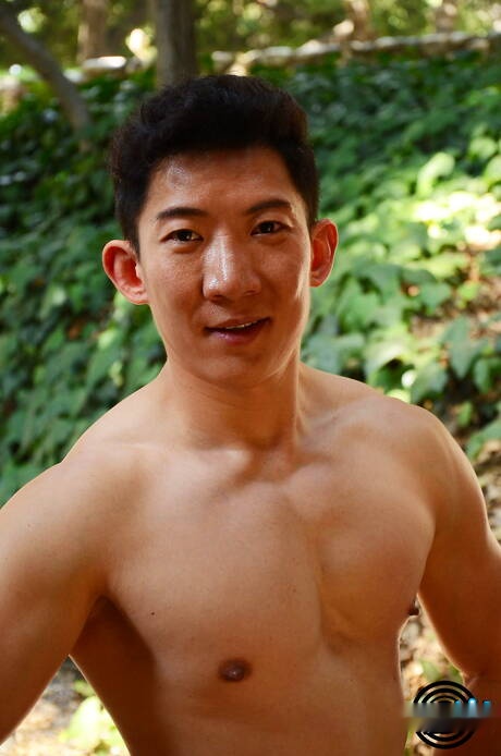 SpunkU: Oriental well-built Cody Hong and husky guy Bren Bradshaw doing a handjob outdoor