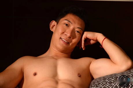 El oriental Cody Hong y el fornido Bren Bradshaw se hacen una paja al aire libre