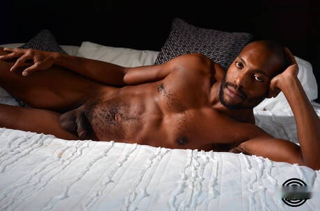 El oriental Cody Hong y el fornido Bren Bradshaw se hacen una paja al aire libre