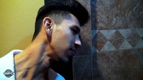 SpunkU: 섹시한 미국 남자, 예쁜 남자 제이슨 히메노와 예쁜 남자 레이브 하딕이 샤워실에서 즐거운 섹스를 즐긴다