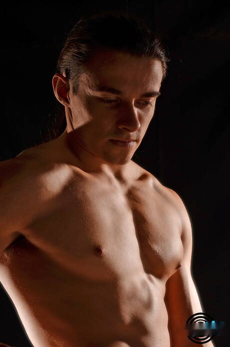 Hengst Rock Wood neckt mit Spielzeug in heißer Dusche