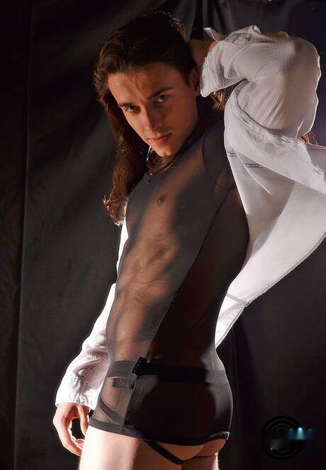 Hengst Rock Wood neckt mit Spielzeug in heißer Dusche