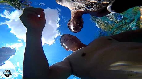 El cachas Kai y el joven estadounidense Rave Hardick tienen una escena de pareja caliente en la ducha caliente