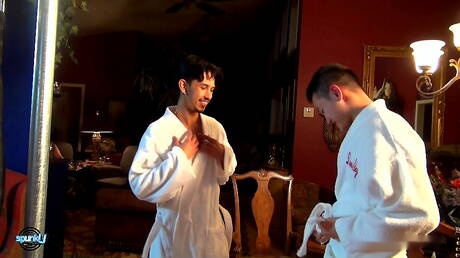 Beefcake Jay und der junge Amerikaner Rave Hardick haben einen guten Analsex in der Küche