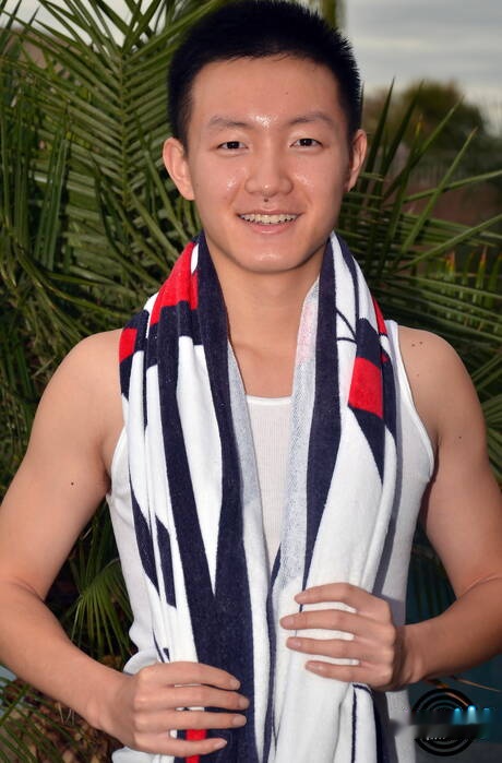 Jay orientale ben costruito in una scena di succhiamento del cazzo in piscina