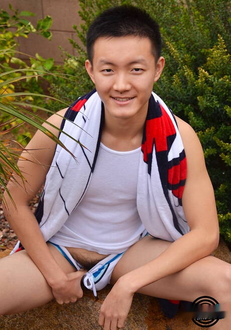 Jay orientale ben costruito in una scena di succhiamento del cazzo in piscina