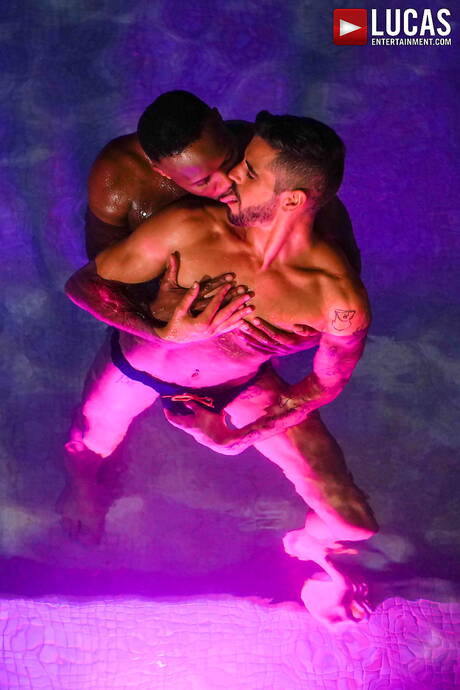 Der schwarze harte Kerl Andre Donovan und der französische muskulöse Valentin Amour ficken interracial Arsch, nachdem sie am Pool Schwänze gelutscht haben