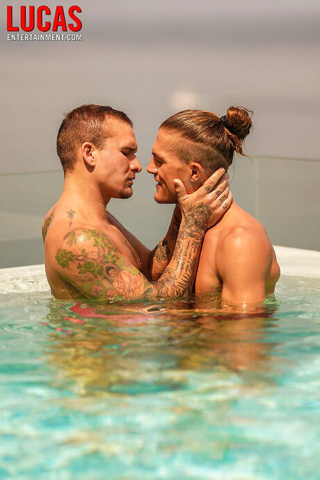 Il duro americano Isaac X e il duro italiano Kosta Viking in una scena omosessuale bollente in piscina
