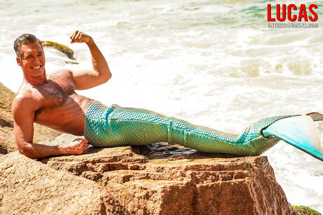 Deux mecs américains musclés, Andre Donovan et Otter Silver Steele, en noir sur blanc, font l