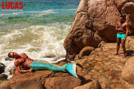 Deux mecs américains musclés, Andre Donovan et Otter Silver Steele, en noir sur blanc, font l