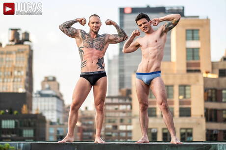 Zwei amerikanische Jungs, der muskulöse Dakota Payne und der muskulöse Dylan James, haben heißen Paarsex in der Badewanne