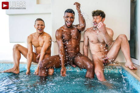 Die sexy Jungs Andre Donovan, Drew Dixon und Ethan Chase bei einem heißen interracial Dreier und Arschfick in der Badewanne
