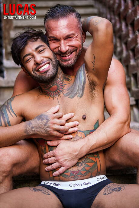 Lucas Entertainment: 伊拉克健美運動員巴比倫王子和瑞典健壯的托馬斯·布蘭德在口交後操屁股
