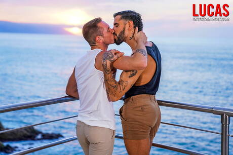 Der spanische harte Kerl Apolo Adrii und der französische harte Kerl Valentin Amour ficken in den Arsch, nachdem sie draußen Schwänze gelutscht haben