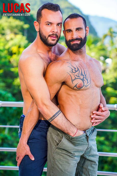 Der italienische Bodybuilder Paco Rabo und der portugiesische reife Bär Sir Peter haben eine heiße Paarszene im Freien