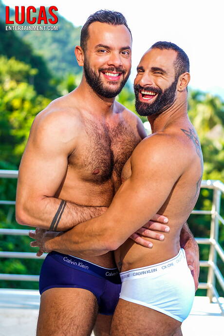 Der italienische Bodybuilder Paco Rabo und der portugiesische reife Bär Sir Peter haben eine heiße Paarszene im Freien