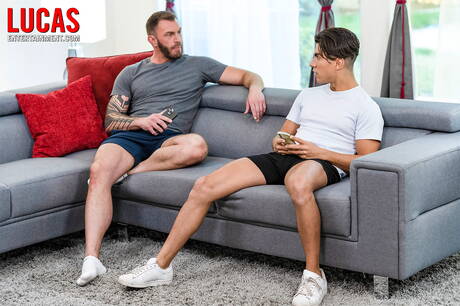 Der harte Kerl Adam Gray und der Latino-Schönling Alfonso Osnaya in heißer homosexueller Action