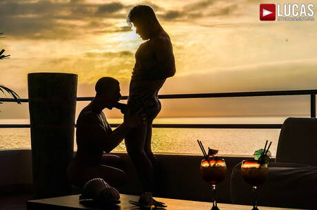 Amerykański przystojniak Adam Killian i dobrze zbudowany Szwed Ruslan Angelo w gorącym tyłku na basenie