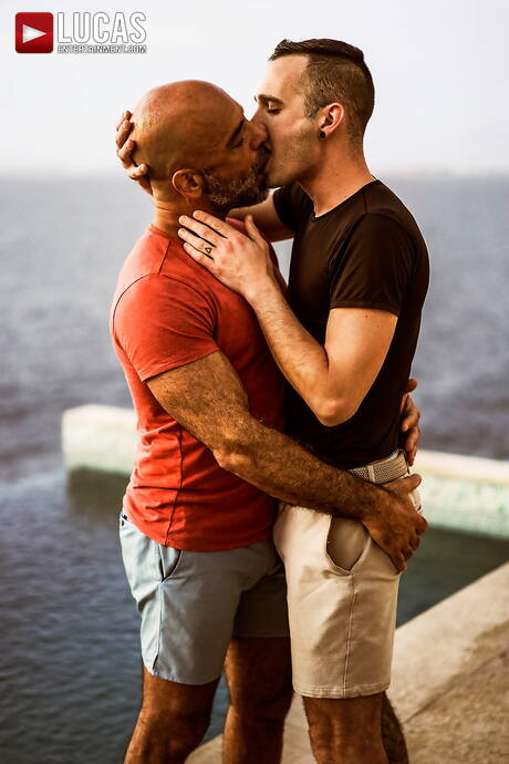 兩個美國帥哥亞當·魯索和硬漢德雷克·羅傑斯在戶外口交後做愛