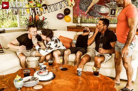 美國色情明星硬漢尼克·卡普拉和強壯的邁爾斯中士在戶外享受了一場精彩的肛交